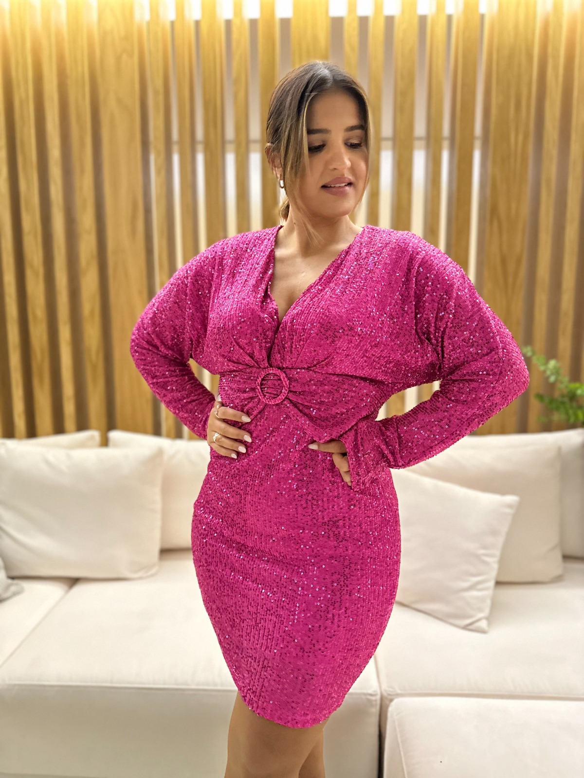 WhatsApp Image 2023-12-04 at 18.25.58 (4) VESTIDO ROSA LANTEJOULAS COM EFEITO CINTO PONTO CHIC - Image 1