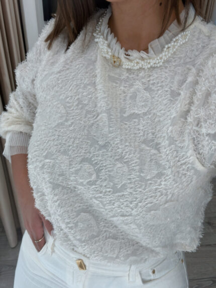 CAMISOLA BEGE COM PORMENORES NA GOLA E PELO PONTO CHIC