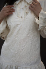 VESTIDO BEGE ABALONADO COM TEXTURA PONTO CHIC - Image 4