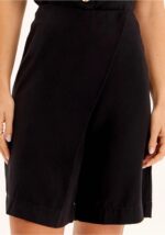BERMUDAS PRETAS COM EFEITO TRESPASSE LANÇA PERFUME - Image 2