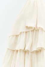 VESTIDO CURTO BEGE COM FOLHOS ELEH - Image 7