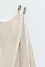 VESTIDO ACETINADO BEGE COM OMBRO EM BRILHO ELEH - Image 3