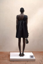 VESTIDO PRETO COM ALÇA E FOLHOS ELEH - Image 3