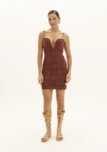 VESTIDO CURTO CASTANHO COM CORRENTE LANÇA PERFUME - Image 5