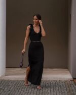 VESTIDO CANELADO PRETO COM FOLHOS FRACOMINA