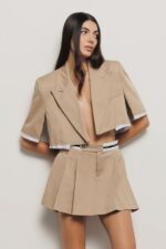 BLAZER CURTO DE ALFAIATARIA CAMEL GAELLE PARIS
