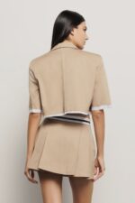 BLAZER CURTO DE ALFAIATARIA CAMEL GAELLE PARIS - Image 2