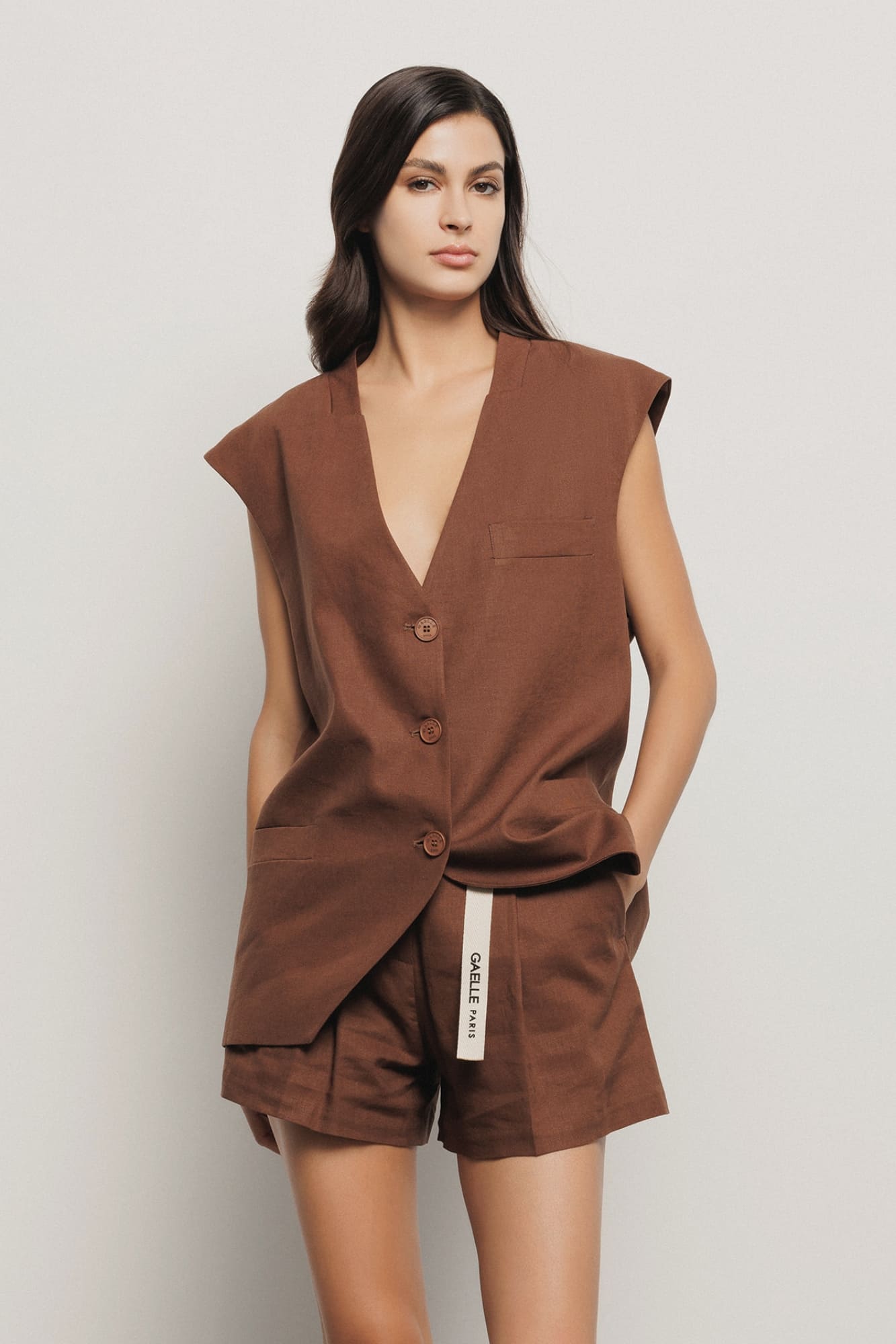 0026133_gilet-over-con-apertura-sul-retro-in-lino-marrone-cocco_2000 COLETE DE ALFAIATARIA CASTANHO GAELLE PARIS - Image 1