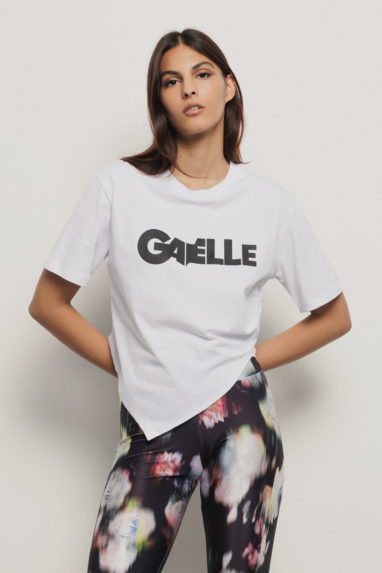 0026493_t-shirt-in-jersey-assimetrica-paricollo-e-stampa-bianco_2000 T-SHIRT BRANCA COM FRANZIDO GAELLE PARIS - Image 1