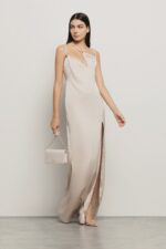 VESTIDO BEGE COMPRIDO DECOTE ASSIMÉTRICO GAELLE PARIS - Image 5
