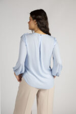 BLUSA AZUL CLARO COM FLOR SILVINA CAMPOS - Image 5