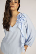 BLUSA AZUL CLARO COM FLOR SILVINA CAMPOS - Image 4