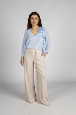 BLUSA AZUL CLARO COM FLOR SILVINA CAMPOS