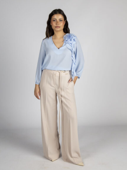 BLUSA AZUL CLARO COM FLOR SILVINA CAMPOS