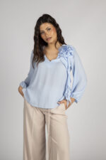 BLUSA AZUL CLARO COM FLOR SILVINA CAMPOS - Image 2