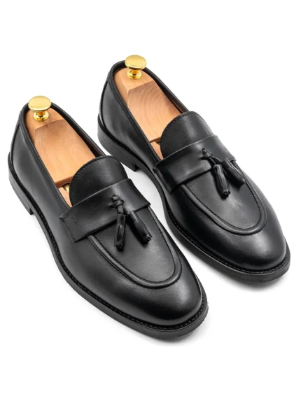MOCASSIM CLÁSSICO COM POMPOM PRETO ZOLF