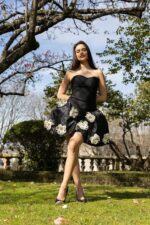 VESTIDO PRETO FLOR CAMELIA PONTO CHIC - Image 5