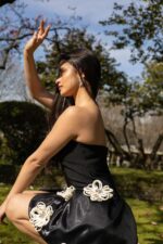 VESTIDO PRETO FLOR CAMELIA PONTO CHIC - Image 4