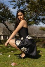 VESTIDO PRETO FLOR CAMELIA PONTO CHIC - Image 2