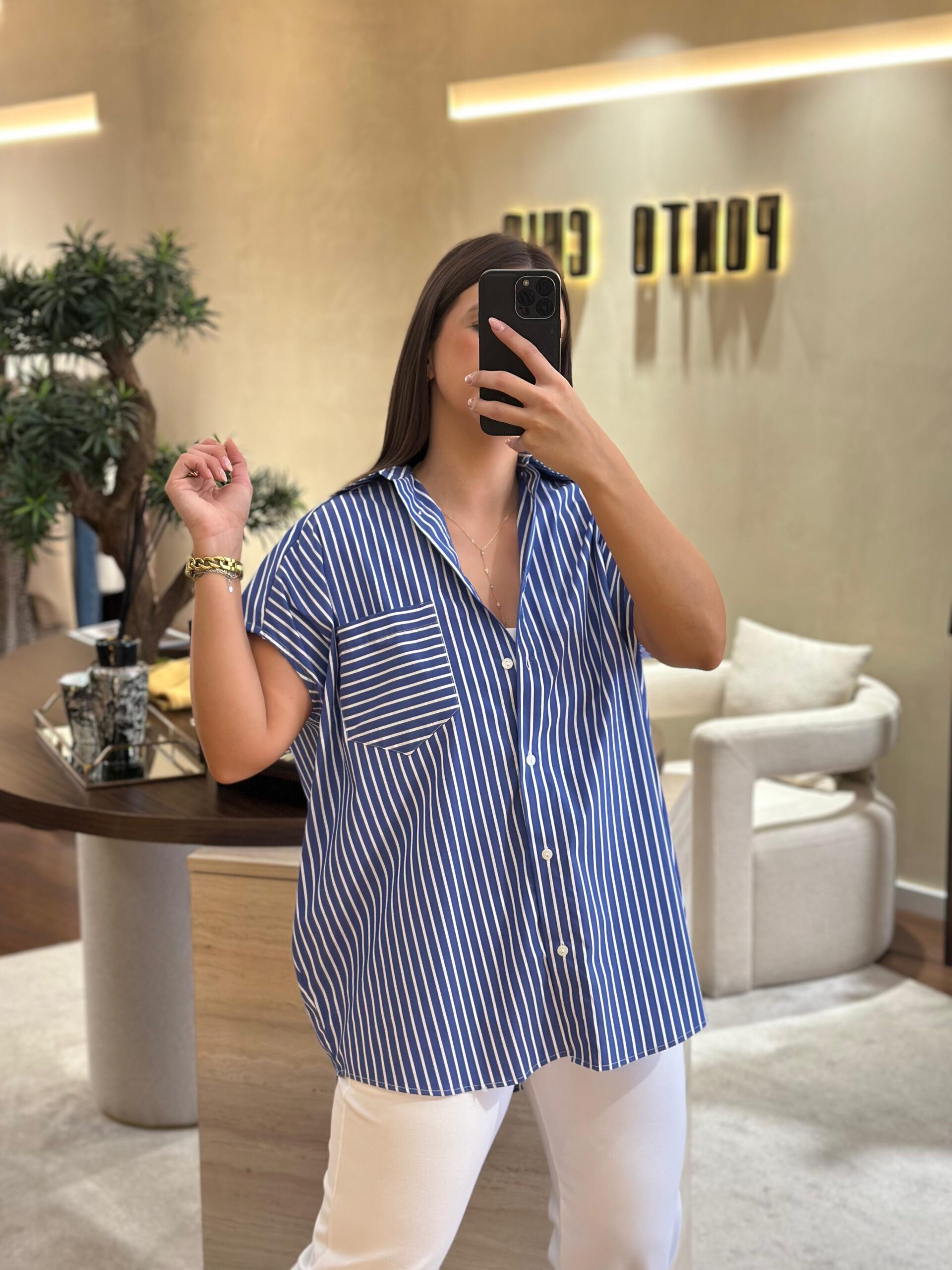 WhatsApp Image 2025-09-17 at 09.58.32 (2) CAMISA CAVEADA AZUL COM RISCA BRANCA GAELLE PARIS - Image 1