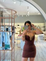 VESTIDO CURTO CASTANHO COM CORRENTE LANÇA PERFUME