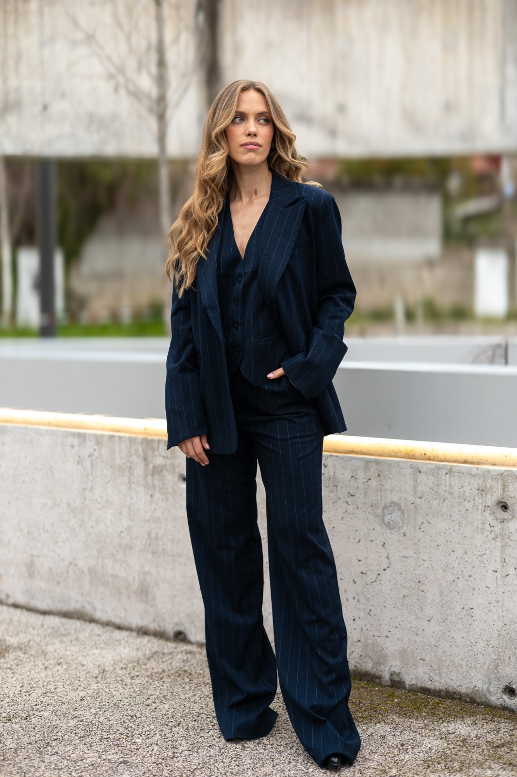 ec03da65-9edf-4c4c-b00d-48f0761e1761 FATO AZUL COM RISCA PONTO CHIC - Image 1