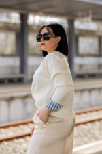 CASACO BRANCO COM PORMENOR RISCAS PONTO CHIC - Image 3