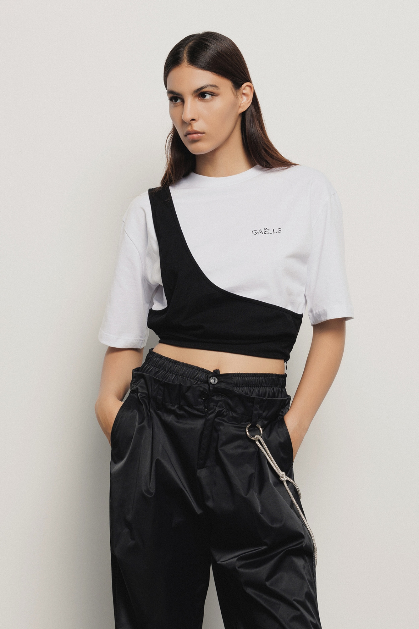0026927_t-shirt-crop-con-dettaglio-monospalla-bianco_2000 T-SHIRT BRANCA COM PRETO GAELLE PARIS - Image 1