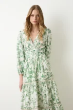 VESTIDO BRANCO FLUIDO COM DETALHES VERDES BSB - Image 4