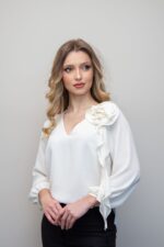 BLUSA CREME COM FLOR SILVINA CAMPOS