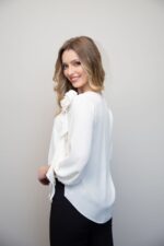 BLUSA CREME COM FLOR SILVINA CAMPOS - Image 2