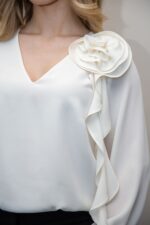 BLUSA CREME COM FLOR SILVINA CAMPOS - Image 3