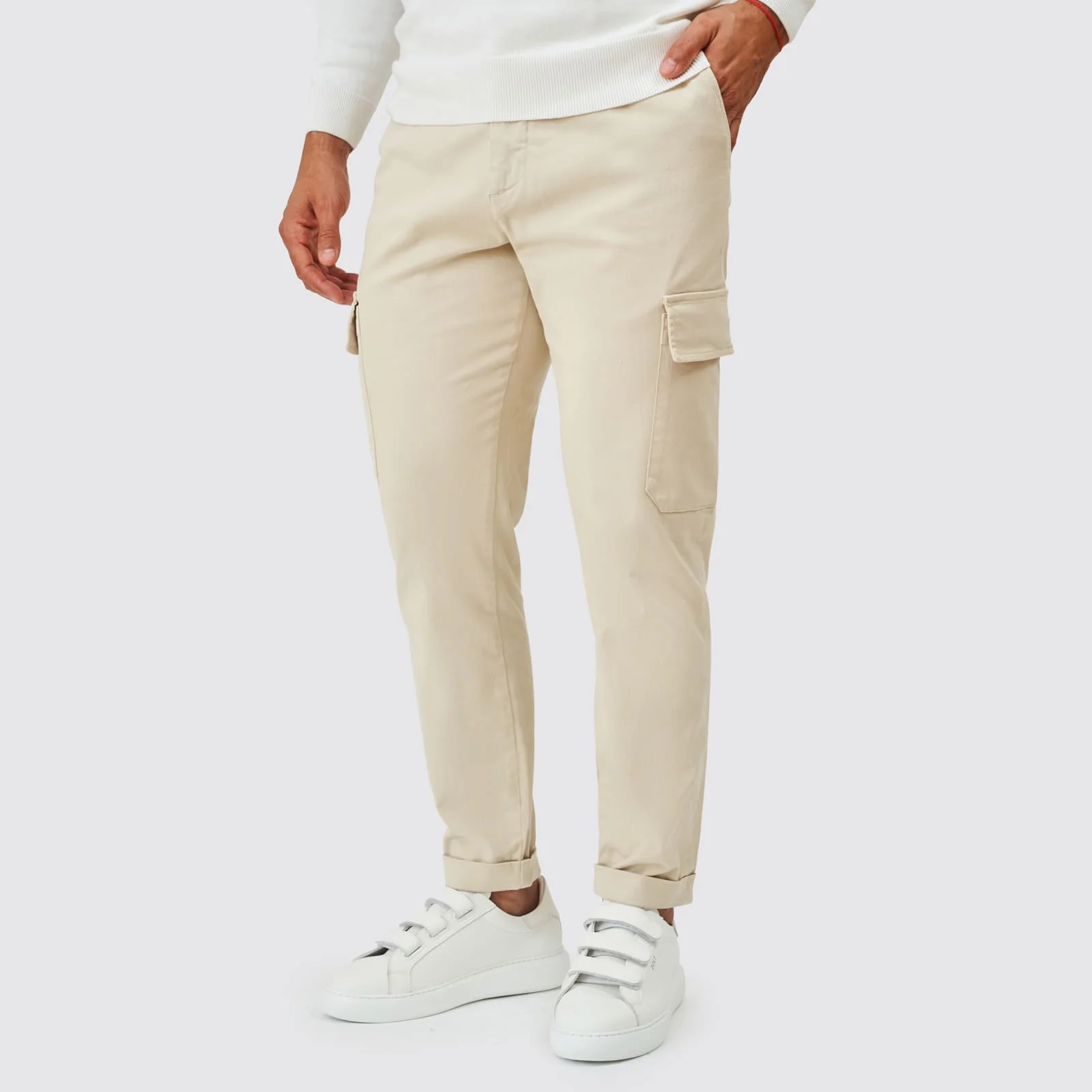 241703000_bege-1 CALÇA CHINO COM BOLSO CARGO BEGE - Image 1
