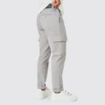 CALÇA CHINO COM BOLSO CARGO CINZA