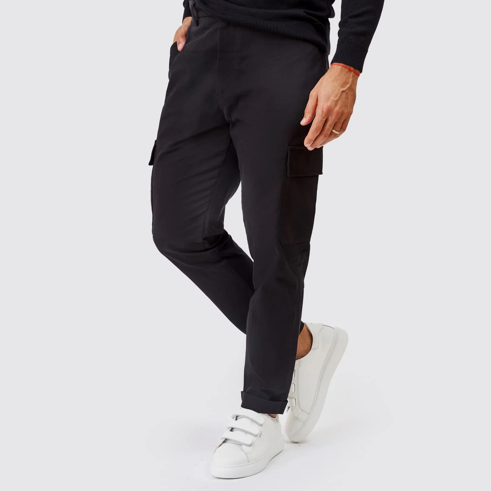 241703000_preto-1 CALÇA CHINO COM BOLSO CARGO PRETA - Image 1