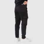 CALÇA CHINO COM BOLSO CARGO PRETA - Image 2