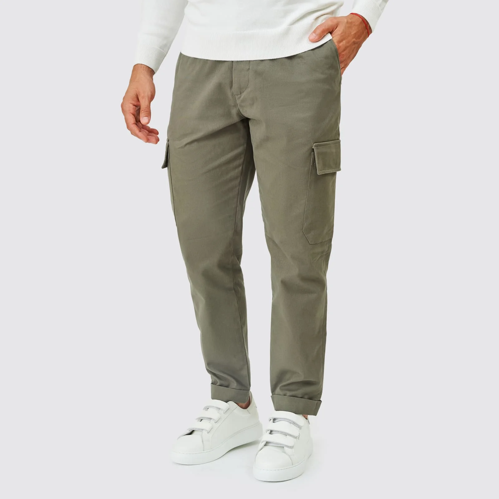 241703000_verde-1 CALÇA CHINO COM BOLSO CARGO VERDE - Image 1