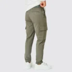 CALÇA CHINO COM BOLSO CARGO VERDE - Image 3
