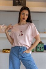 T-SHIRT ROSA COM BORDADO PONTO CHIC
