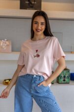 T-SHIRT ROSA COM BORDADO PONTO CHIC - Image 2