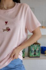 T-SHIRT ROSA COM BORDADO PONTO CHIC - Image 4