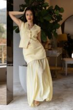 CONJUNTO AMARELO COLETE E SAIA