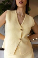 CONJUNTO AMARELO COLETE E SAIA - Image 3