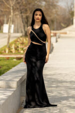 VESTIDO PRETO COM TRANSPARÊNCIA NO SECRETS