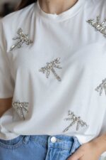 T-SHIRT BRANCA COM PEDRAS PONTO CHIC - Image 4