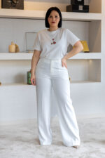 T-SHIRT BRANCA COM BORDADO PONTO CHIC - Image 2