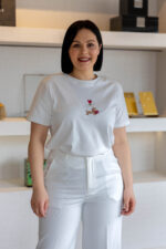 T-SHIRT BRANCA COM BORDADO PONTO CHIC