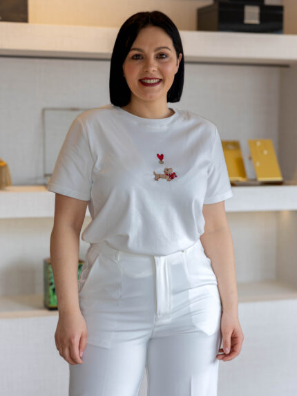 T-SHIRT BRANCA COM BORDADO PONTO CHIC