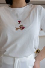 T-SHIRT BRANCA COM BORDADO PONTO CHIC - Image 4