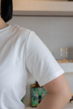 T-SHIRT BRANCA COM BORDADO PONTO CHIC - Image 5